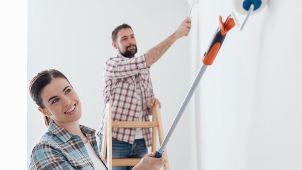 imagem de casal pintando casa