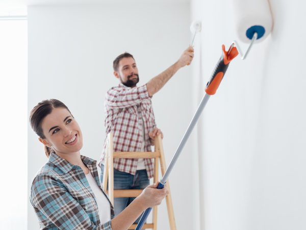 imagem de casal pintando casa